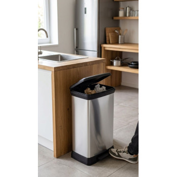 Prügikast Curver® PEDAL BIN, 50L, 29x39x73 cm, must/hõbe Prügikast Curver® PEDAL BIN, 50L, 29x39x73 cm, must/hõbe